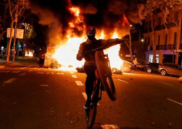 Disturbios en Barcelona, Burgos y Santander contra el toque de queda Disturbios en Barcelona, Burgos y Santander contra el toque de queda