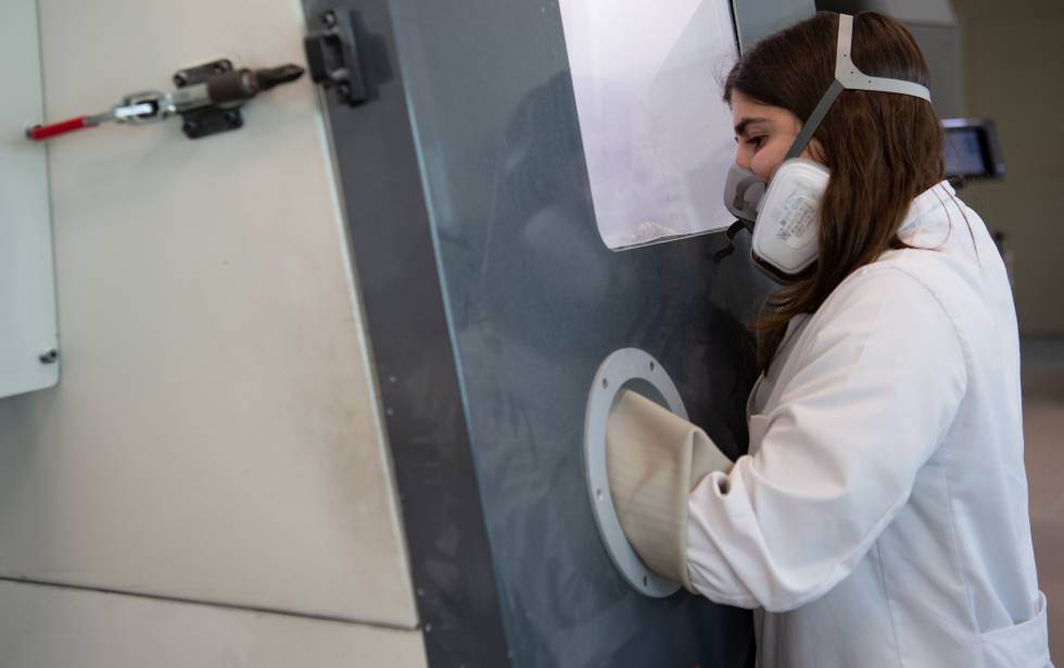 Una ingeniero verifica una impresora 3D en Barcelona, en marzo.