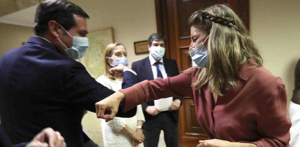 Antonio Garamendi, presidente de CEOE, saluda a la ministra de Trabajo, Yolanda Díaz en el Congreso de los Diputados.