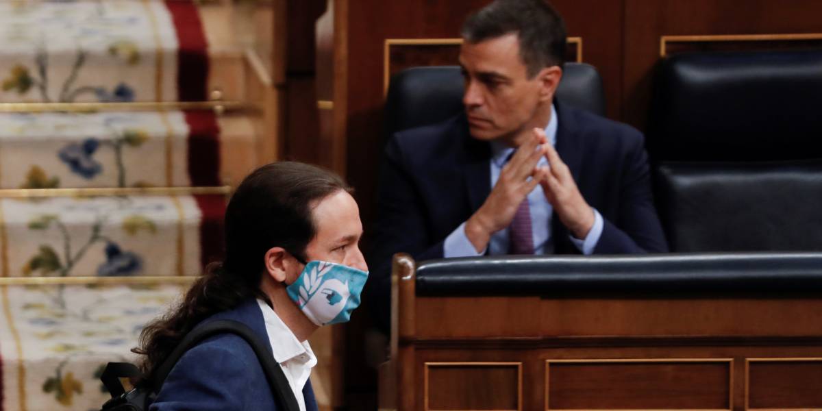 El vicepresidente segundo del Gobierno, Pablo Iglesias, pasa ante el presidente del Ejecutivo, Pedro Sánchez, en el Congreso.
