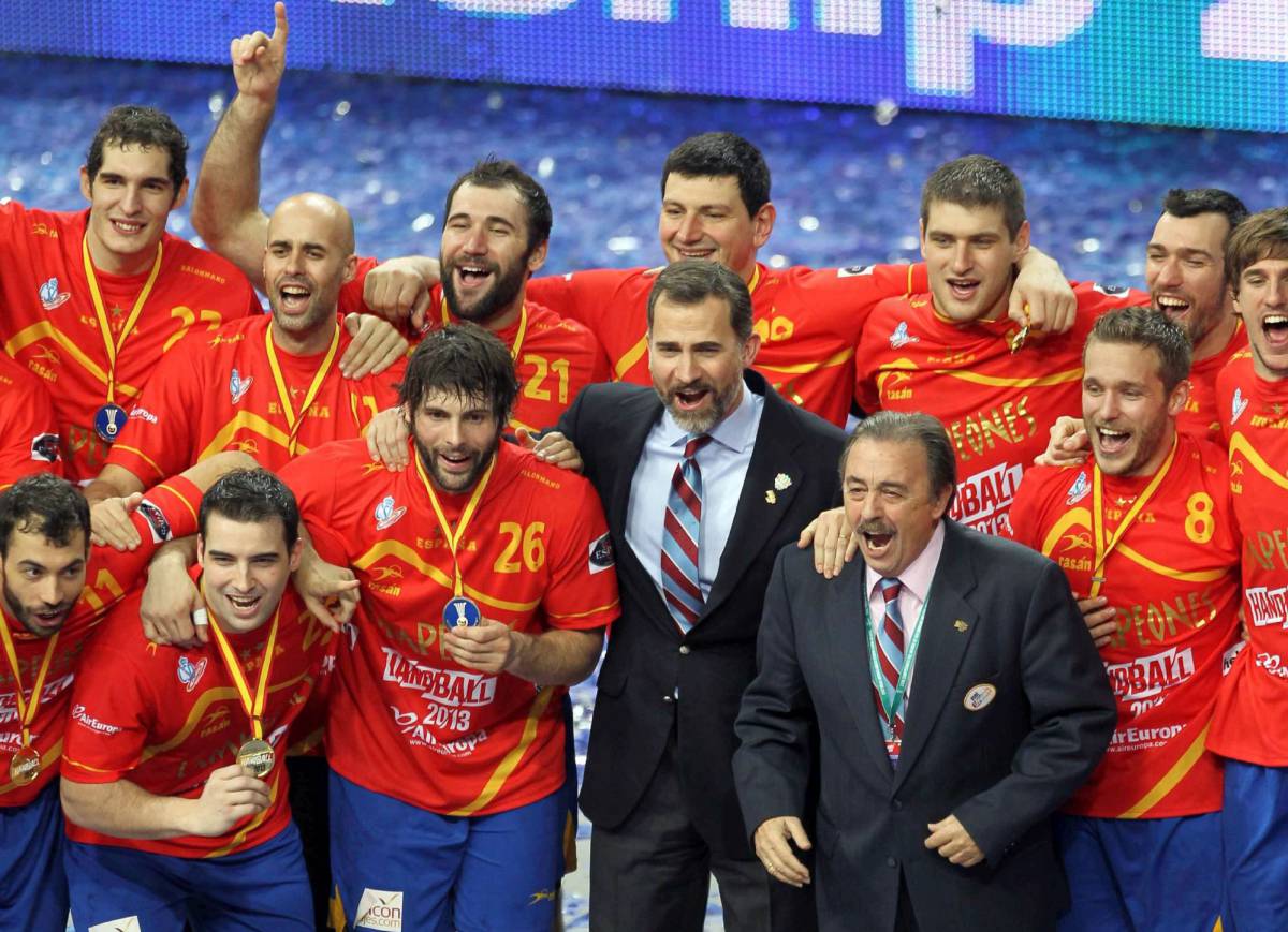 Fotografía de archivo del 27 de enero del 2013 del príncipe Felipe y el presidente de la Federación Española de Balonmano, Juan de Dios Román, junto a los jugadores de la selección española de balonmano tras su victoria ante Dinamarca en la final del Campeonato del Mundo de balonmano de Barcelona.