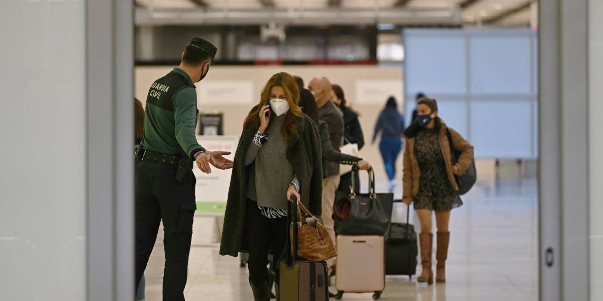 Un Guardia Civil vigila la entrada de pasajeros en Madrid-Barajas, donde se exige la prueba PCR negativa a las personas procedentes de países de riesgo.