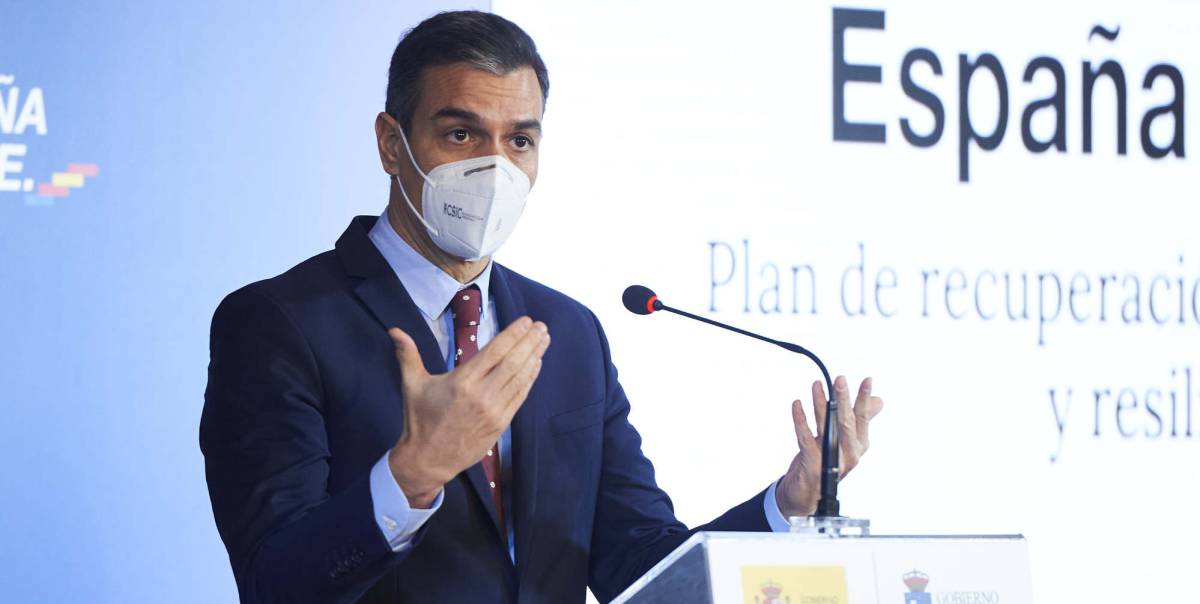 El presidente del Gobierno, Pedro Sánchez, comparece en rueda de prensa en la Capilla del Seminario Mayor de Comillas, Cantabria (España).