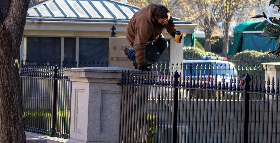 Un hombre saltó este martes la valla del Edificio de Oficinas Ejecutivas Eisenhower, que se encuentra dentro del perímetro de seguridad de la Casa Blanca en Washington (EE UU), que está en proceso de instalar una nueva verja más segura.