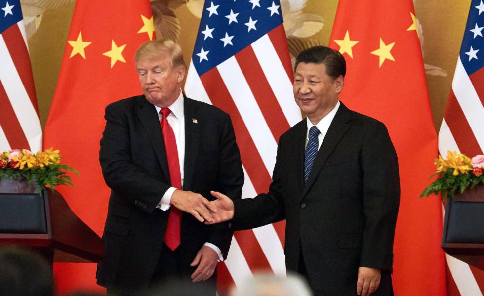 El presidente de Estados Unidos, Donald Trump, estrecha la mano de su homólogo chino, Xi Jinping, tras su reunión en Beijing en noviembre de 2017.