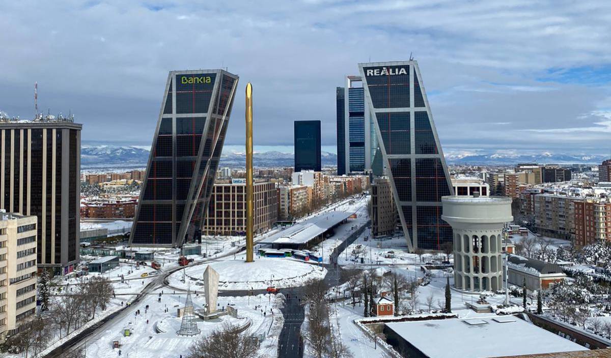 10012021 La Plaza de Castilla, tras la nevada fruto del temporal Filomena, en Madrid (España), a 10 de enero de 2021. El Ayuntamiento de Madrid estudia solicitar la declaración de zona catastrófica para la capital, tal y como ha indicado este domingo el alcalde, José Luis Martínez-Almeida, en rueda de prensa posterior a la Junta extraordinaria de la ciudad.rn POLITICA rn David Tejerizo