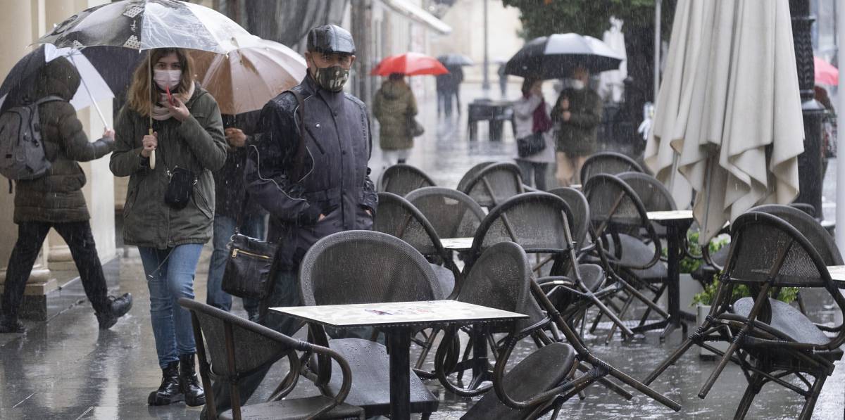 Mesas y sillas vacías en la terraza de una bar en Sevilla.rn rn