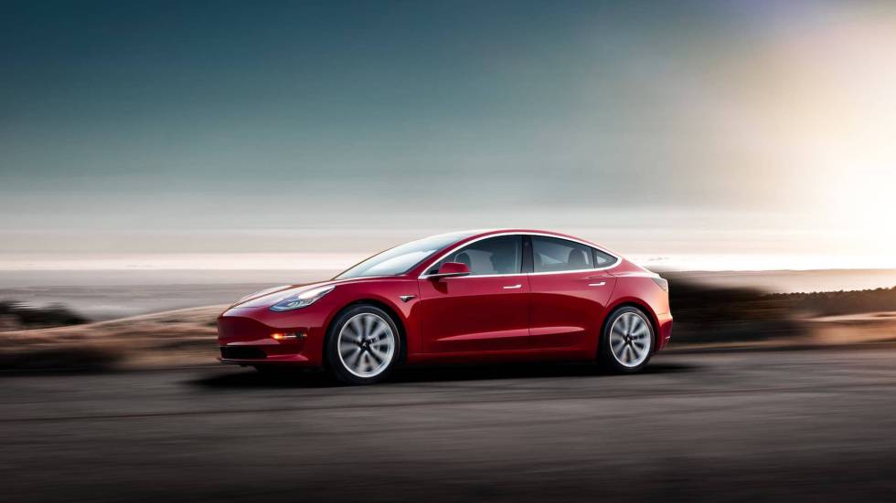 Tesla Model 3 en color rojo