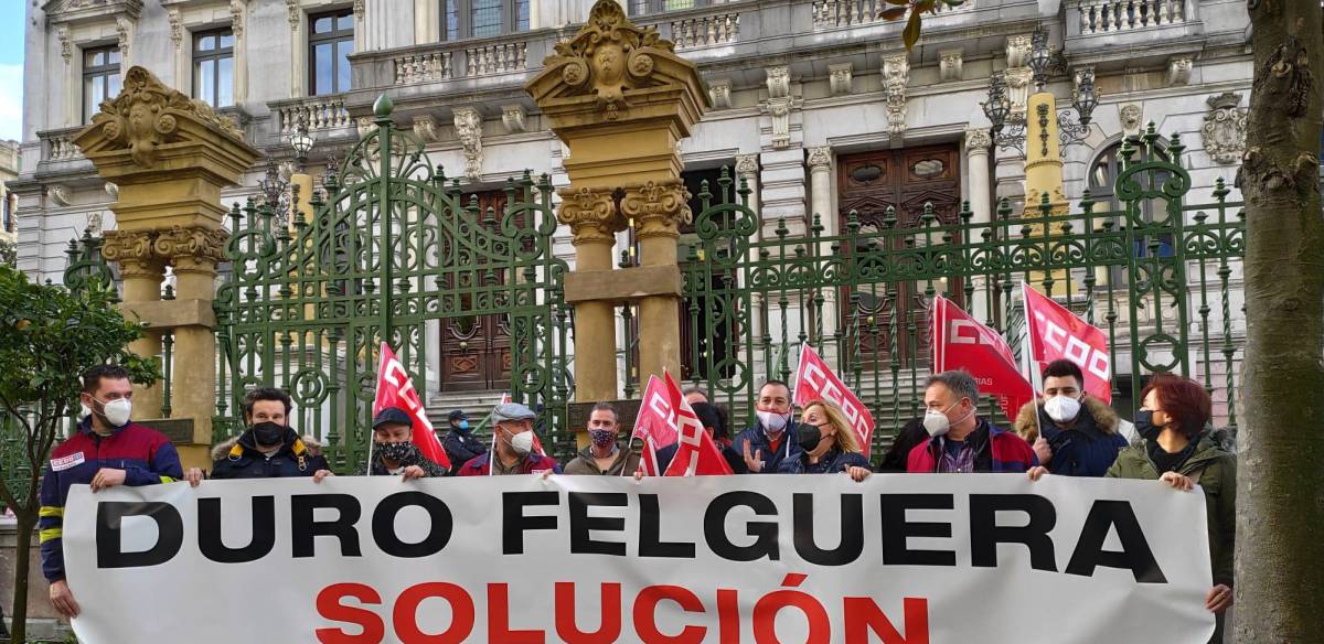 Concentración de los trabajadores de Duro Felguera ante la Junta General para pedir la participación de la SEPI en la compañía.rn EUROPA PRESSrn 20012021