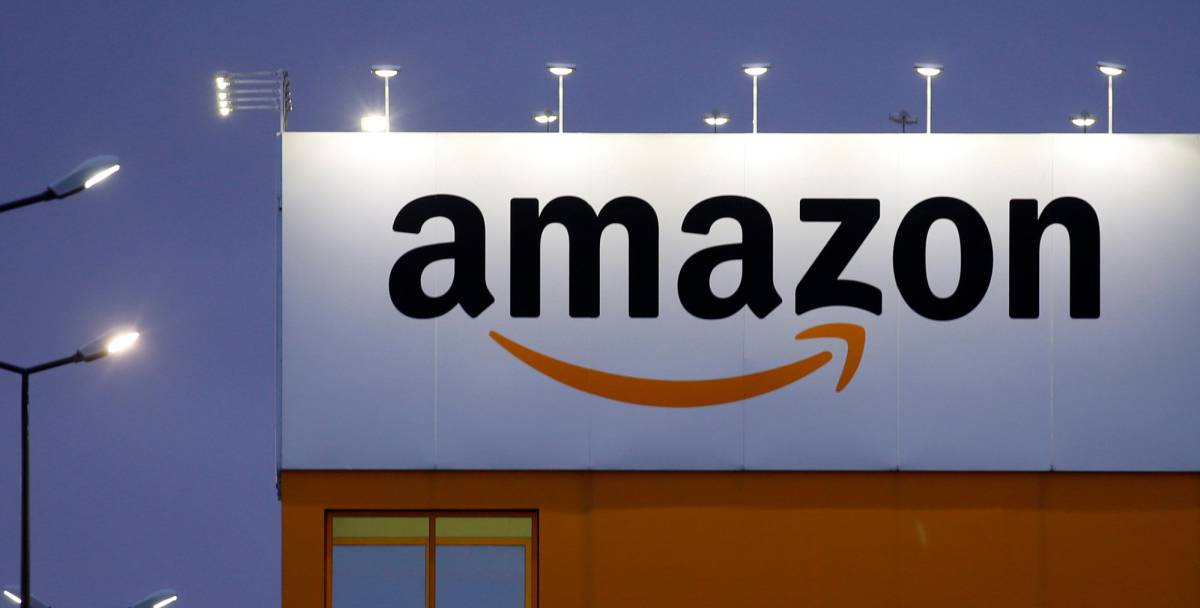 Logo de Amazon en instalaciones de la compañía.