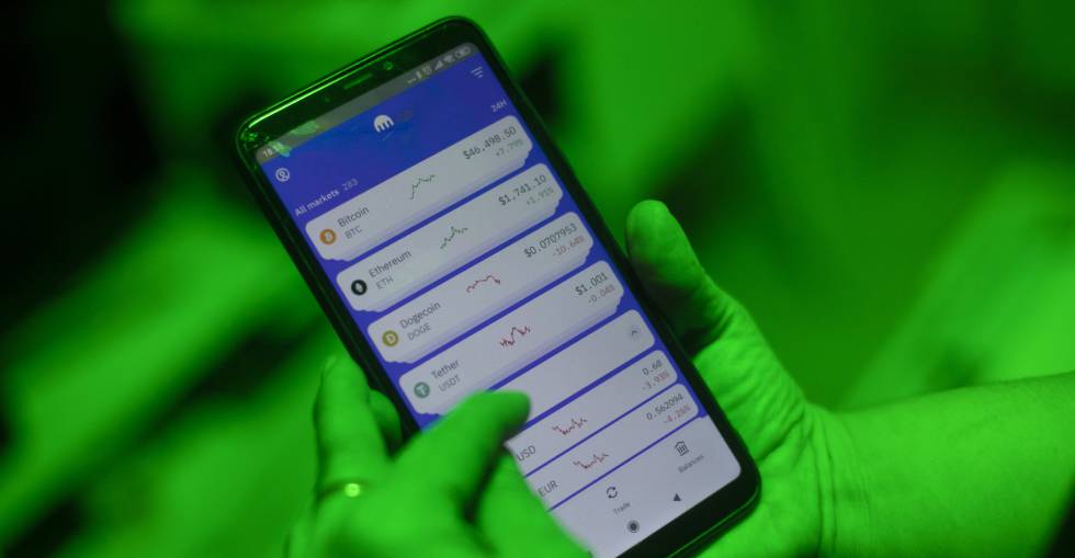 Una internauta utiliza la aplicación Kraken para invertir en criptomonedas.
