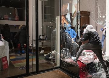 La patronal catalana carga contra el Govern por los destrozos a empresas en Barcelona La patronal catalana carga contra el Govern por los destrozos a empresas en Barcelona