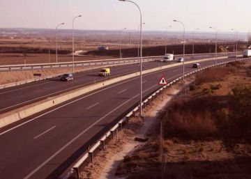 Transportes prepara reformas en la A-4 por 244 millones Transportes prepara reformas en la A-4 por 244 millones