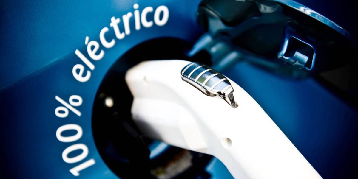 Coche eléctrico cargando.