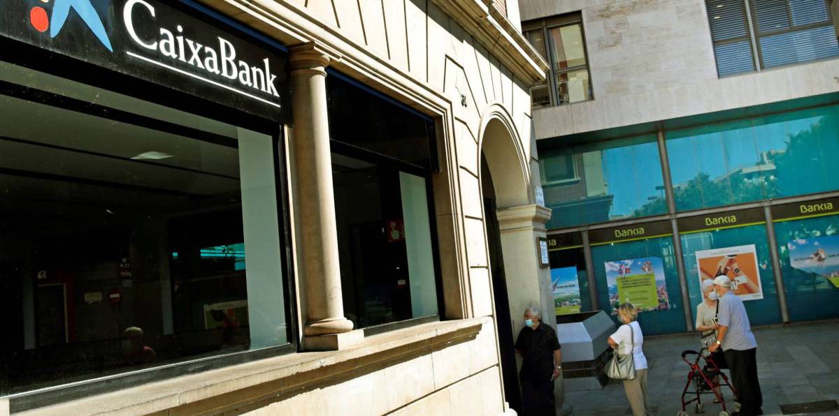 Vista de una oficina de Bankia y otra de CaixaBank en el centro de L'Hospitalet (Barcelona). EFE