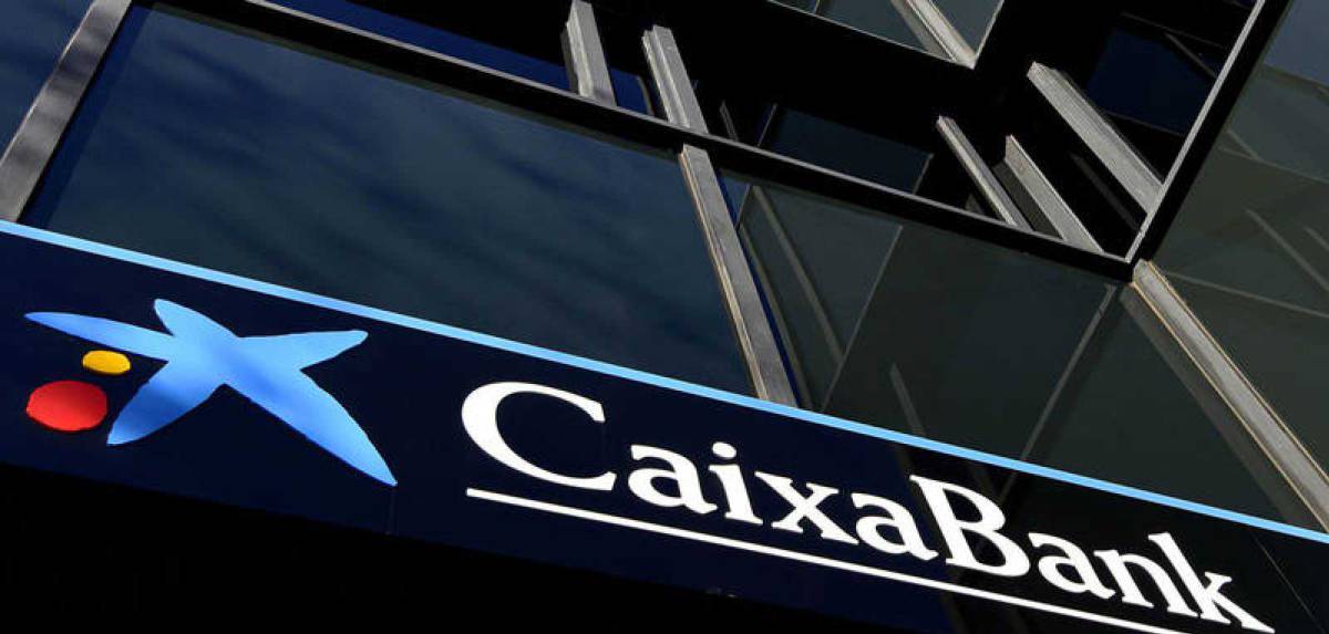 Logotipo de CaixaBank en su sede operativa