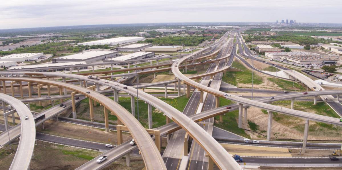 Vista aérea de la autopista NTE 35 West, gestionada por Ferrovial en el entorno de Dallas (Texas).