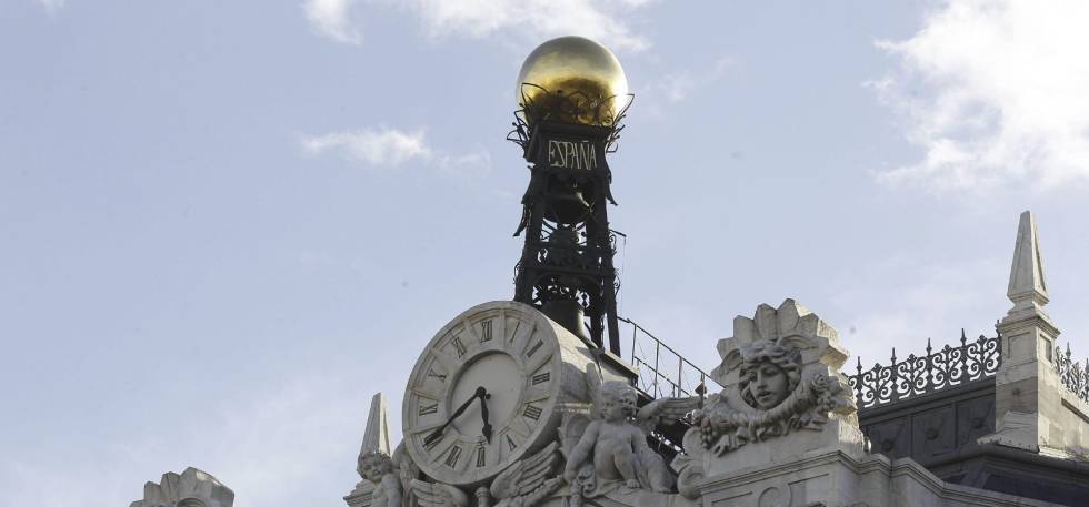 Reloj en la fachada de la sede del Banco de España. EFEKiko HuescaArchivo