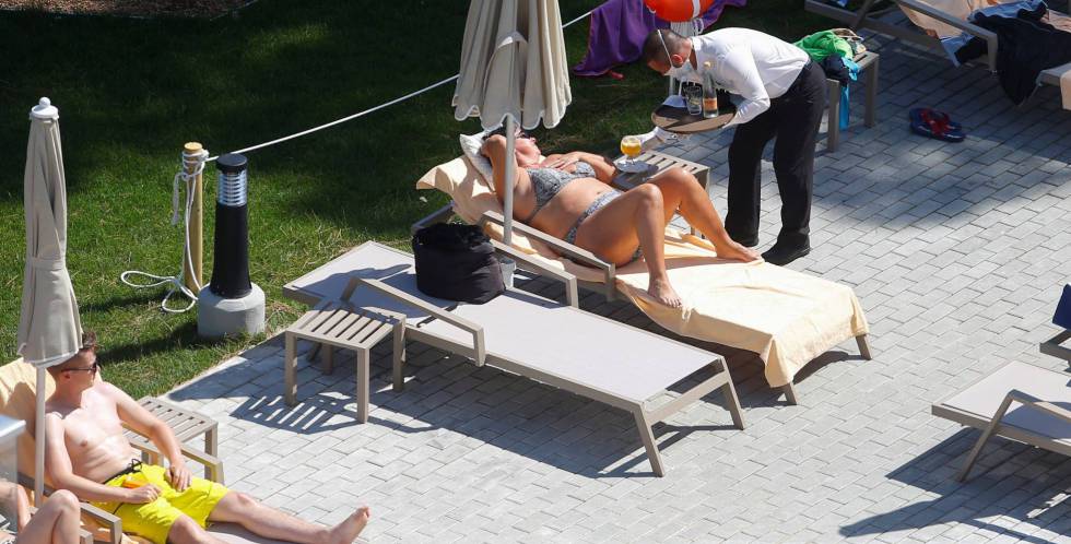Los hoteleros prevén recuperar 7,5 millones de turistas en verano con el pasaporte sanitario