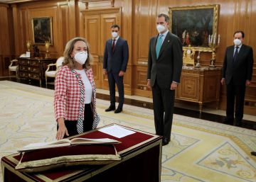 Calviño, Díaz y Belarra prometen su cargo ante el Rey y sobre la Constitución Calviño, Díaz y Belarra prometen su cargo ante el Rey y sobre la Constitución