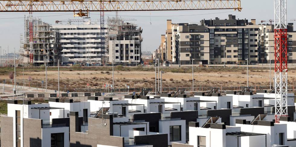 Vista de varios bloques de viviendas en construcción en el barrio madrileño de El Cañaveral.