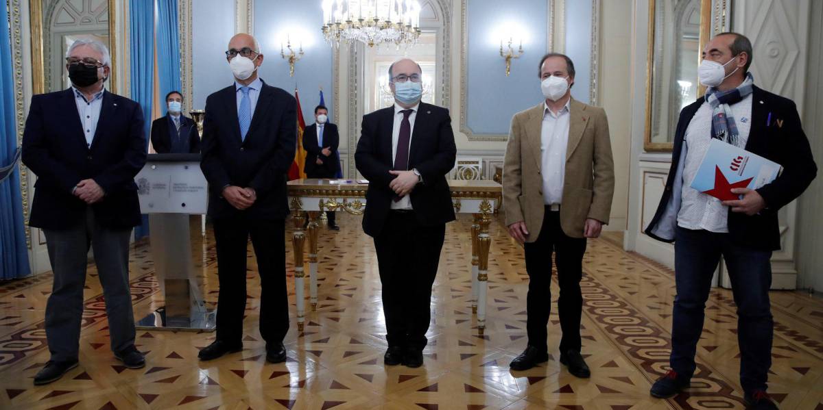 El ministro de Política Territorial y Función Pública, Miquel Iceta, durante el acto en el que suscribió el acuerdo que aborda los criterios generales para el desarrollo del teletrabajo, junto a los representantes sindicales, después de la reunión este lunes de la Mesa General de Negociación de la Administración General del Estado (AGE) en la sede del Ministerio de Política Territorial en Madrid