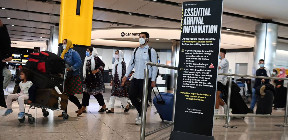 Varios viajeros transitan por el aeropuerto londinense de Heathrow el pasado día 3.