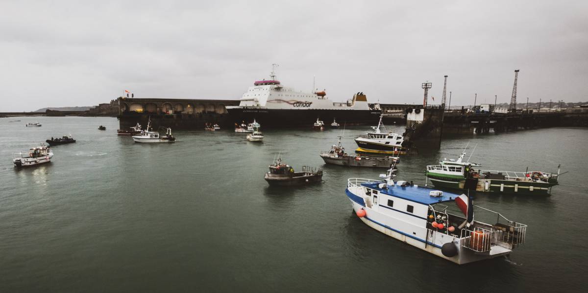 Pesqueros franceses bloquean el puerto de St. Helier en Jersey.