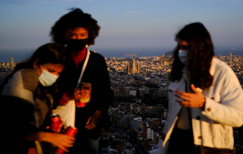 Un grupo de jóvenes durante un botellón al atardecer, en Barcelona.