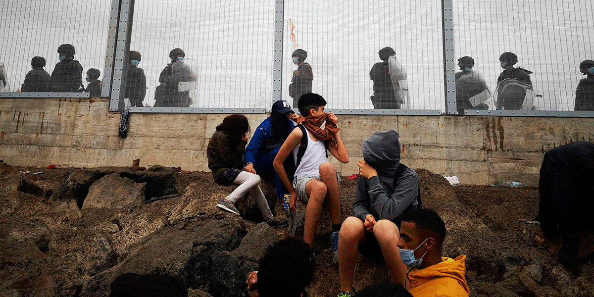 Grupos de inmigrantes en uno de los espigones fronterizos de Ceuta.