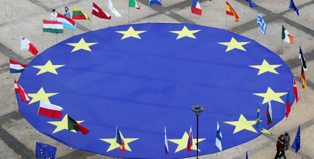 Una instalación con banderas de la Unión Europea y de todos los países integrantes, en Bruselas.