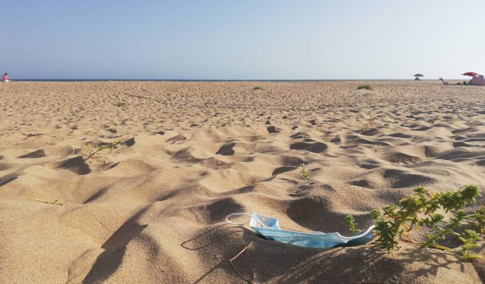 Mascarillas, la nueva basura que invade campos y playas