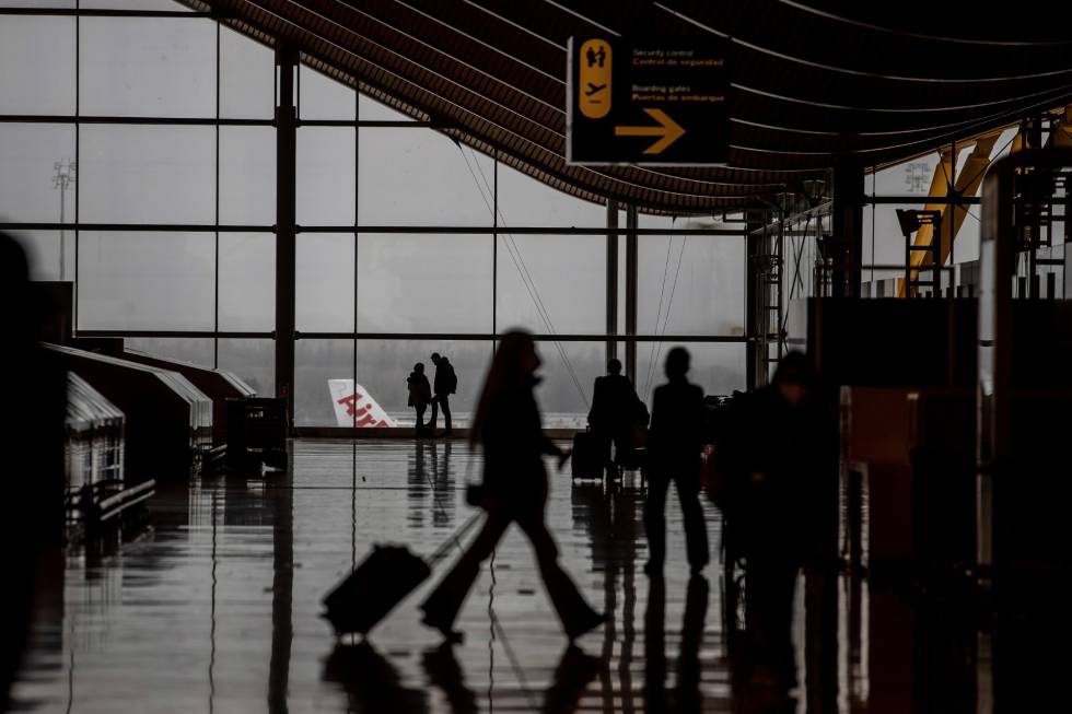 Vista del transito de viajeros por la T4 del Aeropuerto Adolfo Suarez Barajas en Madrid.