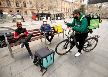Glovo, Deliveroo y Uber Eats negocian contra reloj acuerdos de subcontratación de ‘riders’ Glovo, Deliveroo y Uber Eats negocian contra reloj acuerdos de subcontratación de ‘riders’