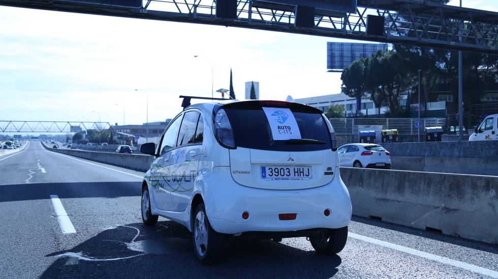 Un coche autónomo circula por la AP-6 en una prueba de un proyecto de Indra.