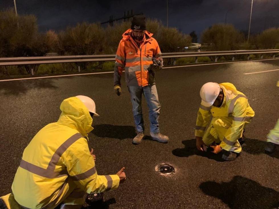 Un equipo de Globalvia instala sensores en la M-45, en Madrid.