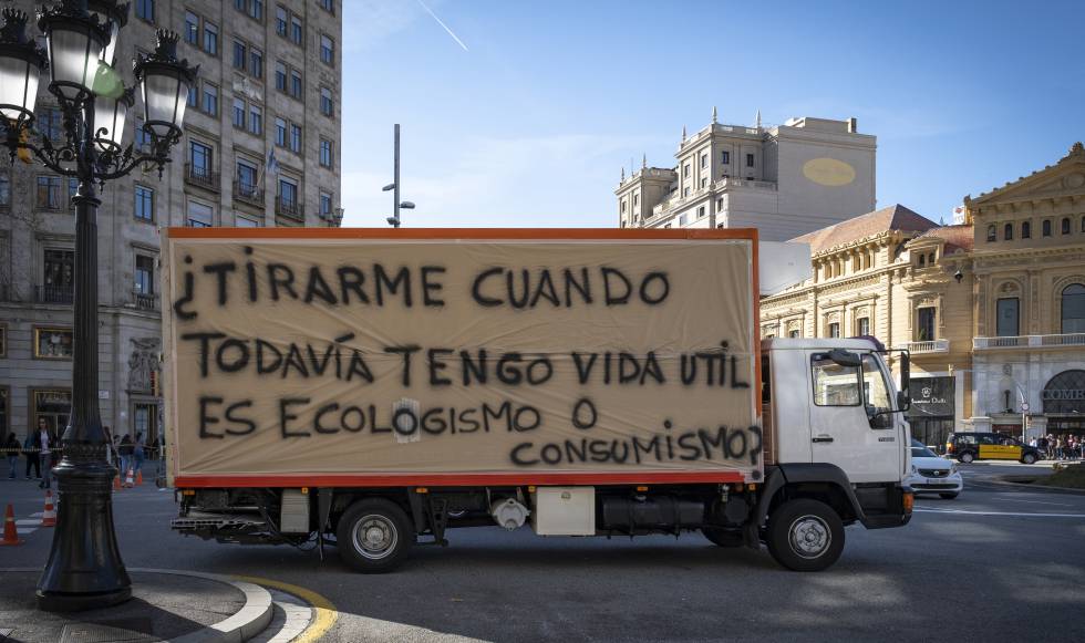 Un camión durante la protesta en Barcelona tras la entrada en vigencia de las zonas cero emisiones, en febrero de 2020. rn rn