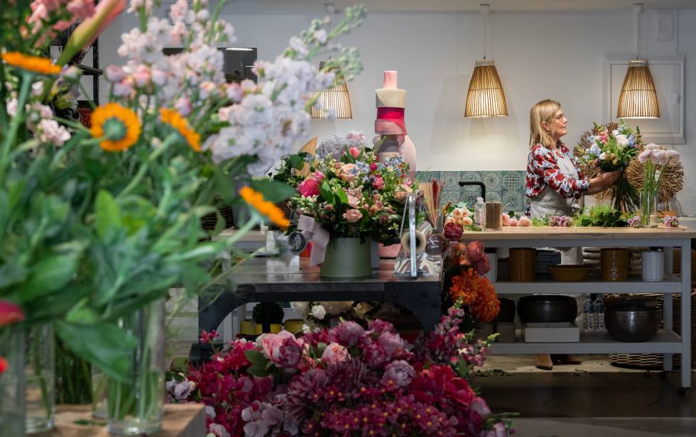 Luisa Hafner en su floristería Las Flores de Reding, en Marbella.