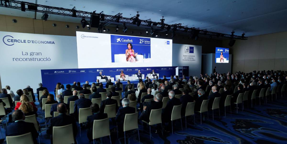La presidenta del Banco de Santander, Ana Botín (2i), el presidente de Telefónica, José María Álvarez-Pallete (d) y el de Inditex, Pablo Isla (2d), hoy durante una mesa de dialogo moderada por el vicepresidente del Cercle d'Economia, Marc Puig (i).