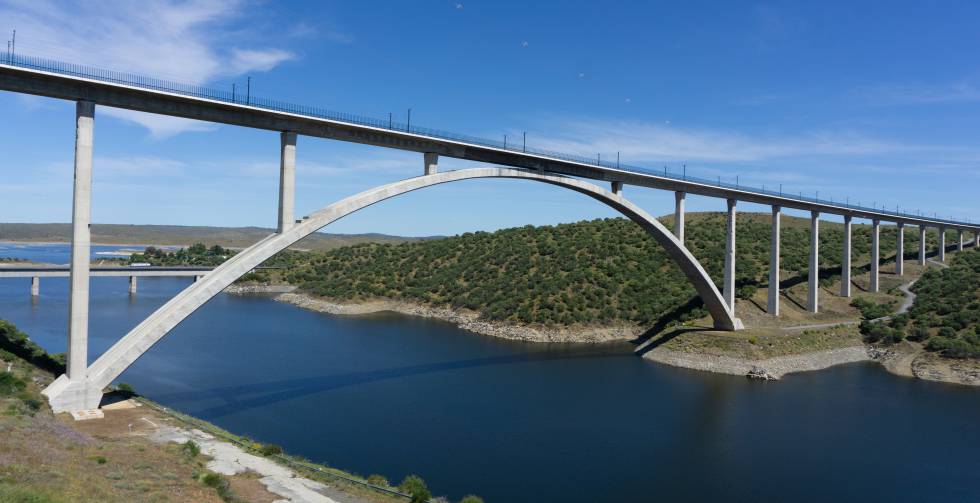 Viaducto sobre el río Almonte (Extremadura) de la línea de alta velocidad.
