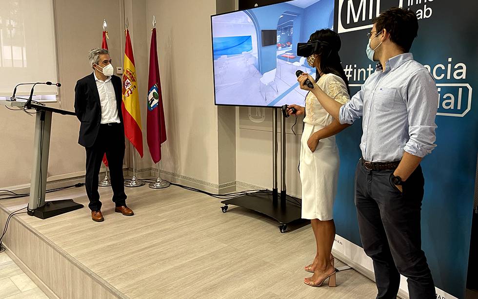 Begoña Villacís, con las gafas de realidad virtual, durante la presentación del nuevo centro.