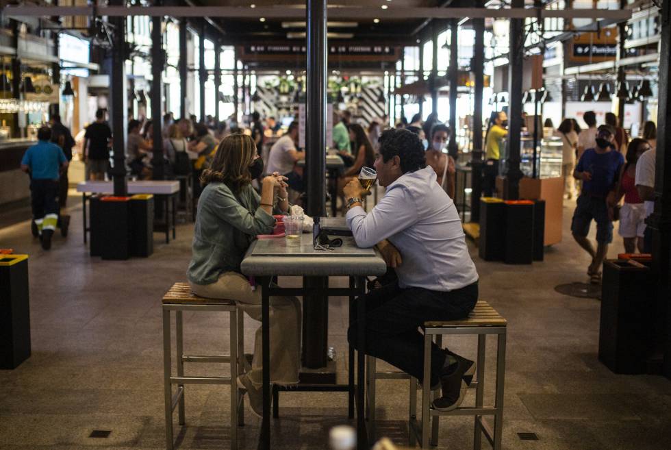 Dos comensales, en la reapertura del Mercado de San Miguel (Madrid).