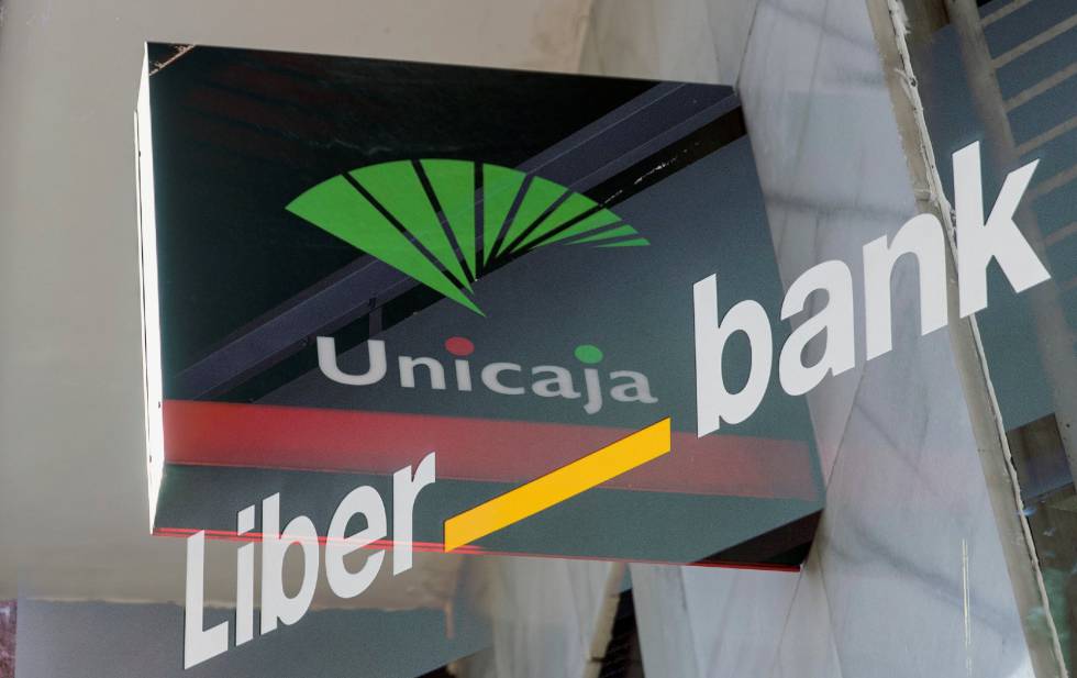 Doble exposición de los logotipos de las entidades Unicaja y Liberbank. EFERodrigo JiménezArchivo
