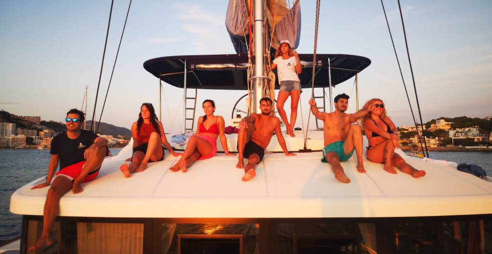 Amigos que han alquilado un barco con Boatjump.
