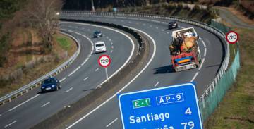Vehículos circulando en la AP-9.