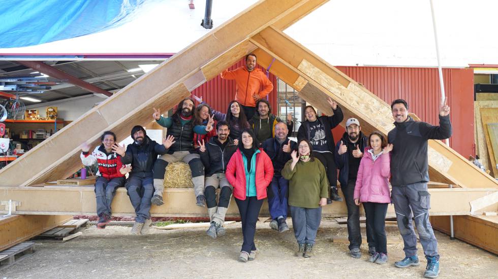 Taller Karuna: una escuela para aprender a construir casas de paja eficientes
