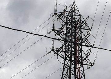 El precio de la luz baja este sábado un 36%, costará 61 euros el megavatio