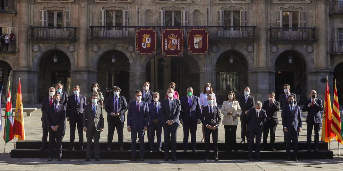 El rey Felipe y el presidente del Gobierno, Pedro Sánchez, junto a los presidentes autonómicos.