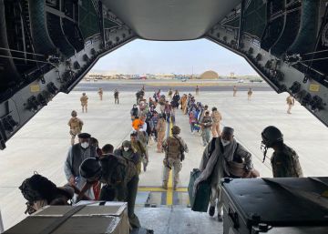 España evacúa a un primer grupo de 55 españoles y colaboradores de Kabul España evacúa a un primer grupo de 55 españoles y colaboradores de Kabul