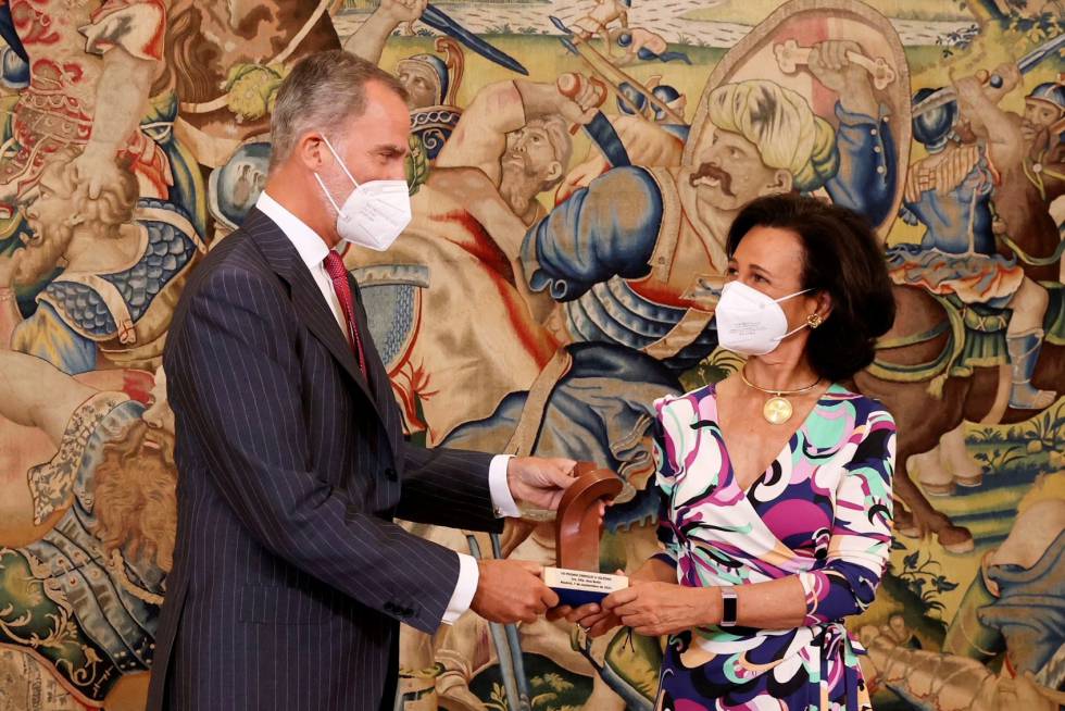 El rey Felipe entrega a la presidenta del Banco Santander, Ana Botín, el VII Premio Enrique Iglesias al desarrollo del Espacio Empresarial Iberoamericano por su contribución al progreso económico y social de los países de esta región, este martes en el Palacio de la Zarzuela. EFECASA S.M. EL REY José Jimenez